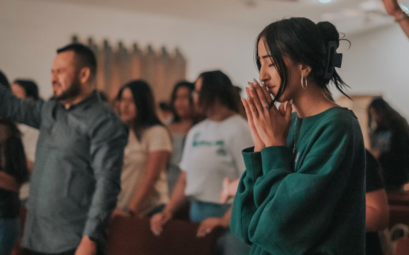 COMMUNITY GROUPS*Small groups usually consist of 6-12 people who meet in each other's homes during the week to share food, pray together, discuss the bible and develop deeper friendships